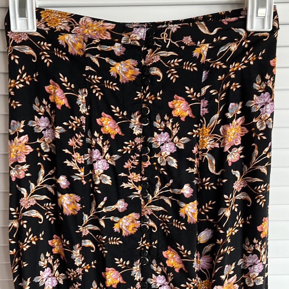 American Eagle skirt with center slit. Size 00.